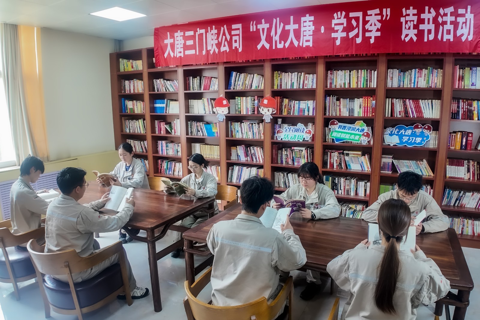 职工工余时间在职工书屋阅读图书.jpg 职工工余时间在职工书屋阅读图书.jpg